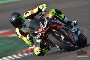 Moto - Test: Prova video Aprilia Tuono V4 Factory 2021: CAMPIONESSA DEI PESI MASSIMI