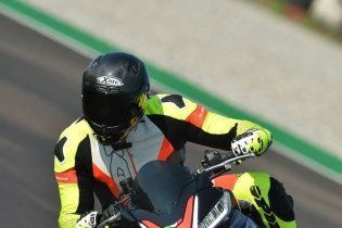 Moto - Test: Prova video Aprilia Tuono V4 Factory 2021: CAMPIONESSA DEI PESI MASSIMI