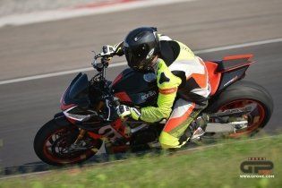 Moto - Test: Prova video Aprilia Tuono V4 Factory 2021: CAMPIONESSA DEI PESI MASSIMI