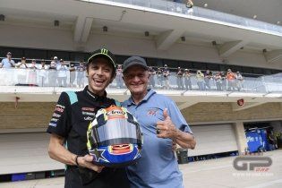 MotoGP: Schwantz e Rossi si fondono in un casco: il regalo speciale di Kevin