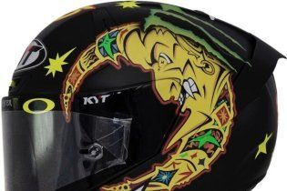 MotoGP: Valentino si fa in 9: i piloti dell’Academy a Valencia con i caschi di Rossi