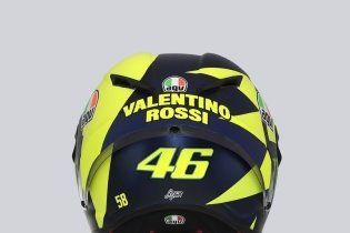 MotoGP: Valentino si fa in 9: i piloti dell’Academy a Valencia con i caschi di Rossi