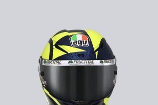 MotoGP: Valentino si fa in 9: i piloti dell’Academy a Valencia con i caschi di Rossi