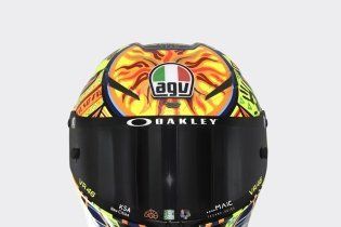 MotoGP: Valentino si fa in 9: i piloti dell’Academy a Valencia con i caschi di Rossi