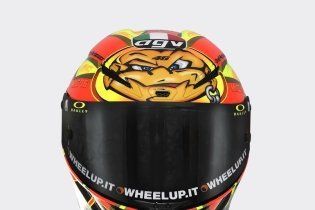 MotoGP: Valentino si fa in 9: i piloti dell’Academy a Valencia con i caschi di Rossi
