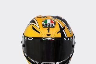 MotoGP: Valentino si fa in 9: i piloti dell’Academy a Valencia con i caschi di Rossi