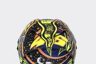 MotoGP: Valentino si fa in 9: i piloti dell’Academy a Valencia con i caschi di Rossi