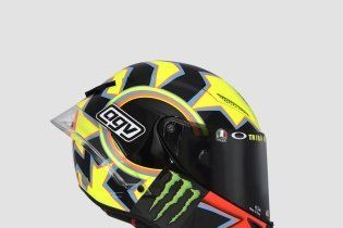 MotoGP: Valentino si fa in 9: i piloti dell’Academy a Valencia con i caschi di Rossi