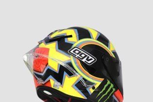 MotoGP: Valentino si fa in 9: i piloti dell’Academy a Valencia con i caschi di Rossi