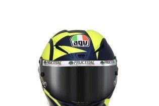 MotoGP: Valentino si fa in 9: i piloti dell’Academy a Valencia con i caschi di Rossi
