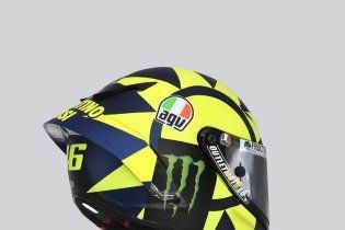 MotoGP: Valentino si fa in 9: i piloti dell’Academy a Valencia con i caschi di Rossi
