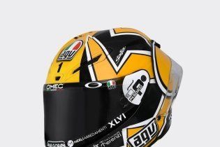 MotoGP: Valentino si fa in 9: i piloti dell’Academy a Valencia con i caschi di Rossi