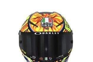 MotoGP: Valentino si fa in 9: i piloti dell’Academy a Valencia con i caschi di Rossi