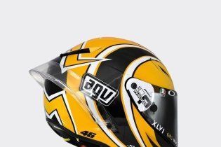 MotoGP: Valentino si fa in 9: i piloti dell’Academy a Valencia con i caschi di Rossi