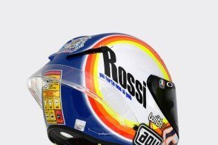 MotoGP: Valentino si fa in 9: i piloti dell’Academy a Valencia con i caschi di Rossi