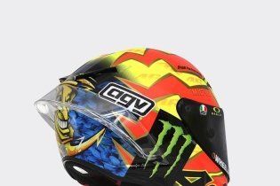 MotoGP: Valentino si fa in 9: i piloti dell’Academy a Valencia con i caschi di Rossi
