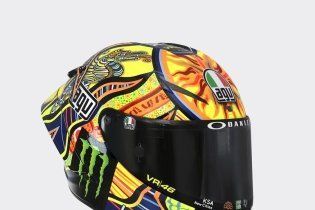 MotoGP: Valentino si fa in 9: i piloti dell’Academy a Valencia con i caschi di Rossi