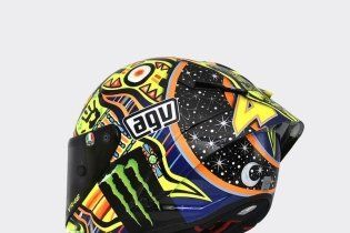 MotoGP: Valentino si fa in 9: i piloti dell’Academy a Valencia con i caschi di Rossi