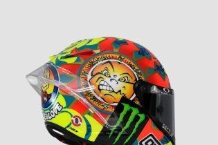 MotoGP: Valentino si fa in 9: i piloti dell’Academy a Valencia con i caschi di Rossi