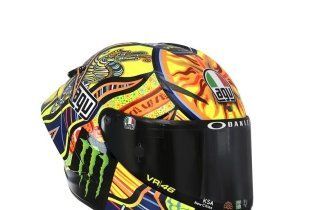 MotoGP: Valentino si fa in 9: i piloti dell’Academy a Valencia con i caschi di Rossi