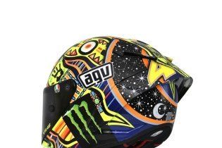 MotoGP: Valentino si fa in 9: i piloti dell’Academy a Valencia con i caschi di Rossi