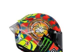 MotoGP: Valentino si fa in 9: i piloti dell’Academy a Valencia con i caschi di Rossi