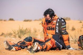 Dakar: Recupero aereo: ecco la KTM di Petrucci in volo sopra il deserto!
