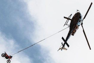 Dakar: Recupero aereo: ecco la KTM di Petrucci in volo sopra il deserto!