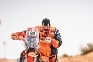 Dakar: Recupero aereo: ecco la KTM di Petrucci in volo sopra il deserto!