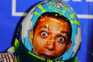 Auto - News: Daniel Ricciardo fa il Valentino Rossi a Monza: in pista con un casco tributo