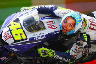Auto - News: Daniel Ricciardo fa il Valentino Rossi a Monza: in pista con un casco tributo