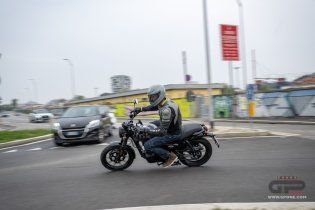 Moto - Test: Royal Enfield HNTR 350, commuter urbana semplice e divertente