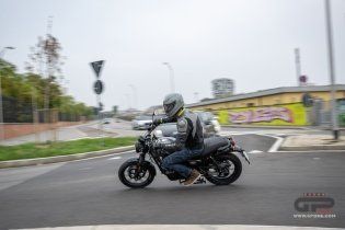 Moto - Test: Royal Enfield HNTR 350, commuter urbana semplice e divertente