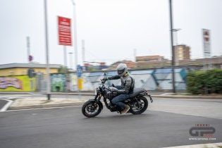 Moto - Test: Royal Enfield HNTR 350, commuter urbana semplice e divertente