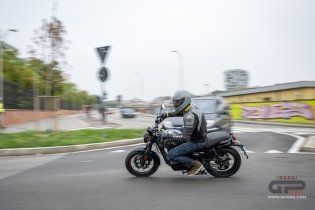 Moto - Test: Royal Enfield HNTR 350, commuter urbana semplice e divertente