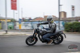 Moto - Test: Royal Enfield HNTR 350, commuter urbana semplice e divertente