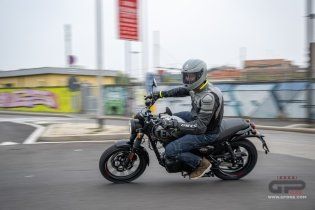 Moto - Test: Royal Enfield HNTR 350, commuter urbana semplice e divertente