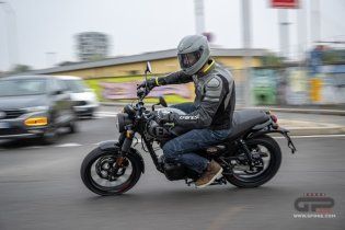 Moto - Test: Royal Enfield HNTR 350, commuter urbana semplice e divertente