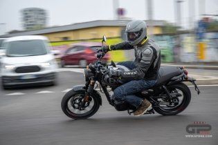 Moto - Test: Royal Enfield HNTR 350, commuter urbana semplice e divertente