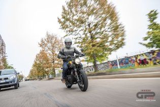 Moto - Test: Royal Enfield HNTR 350, commuter urbana semplice e divertente