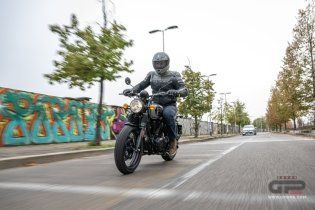 Moto - Test: Royal Enfield HNTR 350, commuter urbana semplice e divertente