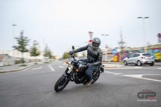 Moto - Test: Royal Enfield HNTR 350, commuter urbana semplice e divertente