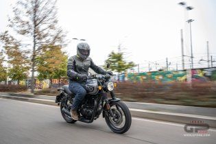 Moto - Test: Royal Enfield HNTR 350, commuter urbana semplice e divertente