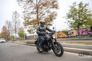 Moto - Test: Royal Enfield HNTR 350, commuter urbana semplice e divertente