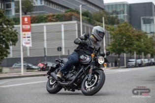 Moto - Test: Royal Enfield HNTR 350, commuter urbana semplice e divertente