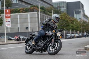 Moto - Test: Royal Enfield HNTR 350, commuter urbana semplice e divertente