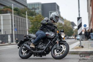 Moto - Test: Royal Enfield HNTR 350, commuter urbana semplice e divertente