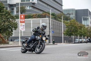 Moto - Test: Royal Enfield HNTR 350, commuter urbana semplice e divertente