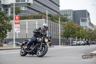 Moto - Test: Royal Enfield HNTR 350, commuter urbana semplice e divertente