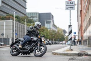 Moto - Test: Royal Enfield HNTR 350, commuter urbana semplice e divertente